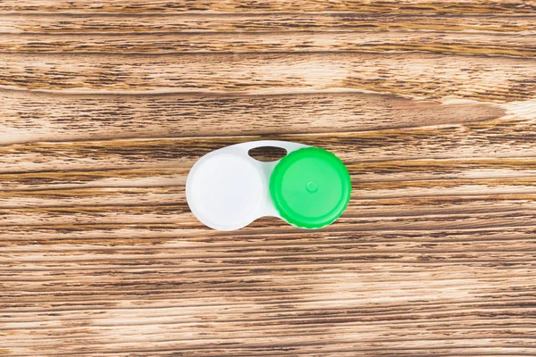 lensler depolamak için kapsayıcı bir koyu ahşap arka plan üzerinde yatıyor