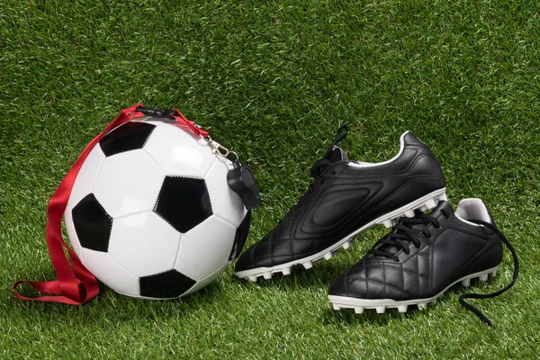 Μπάλα Και Παπούτσια Για Ποδόσφαιρο Ένα Σφύριγμα Για Διαιτητή Στο — Φωτογραφία Αρχείου