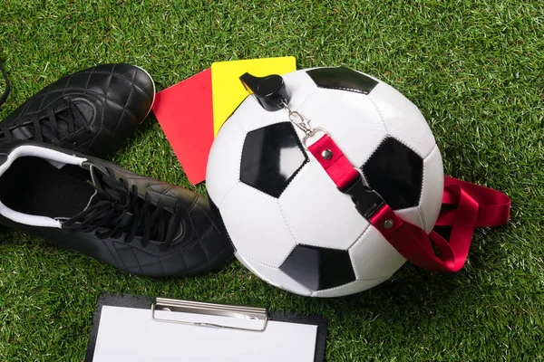 Μπάλα Και Παπούτσια Για Ποδόσφαιρο Ένα Σφύριγμα Και Κάρτα Παραβιάσεις — Φωτογραφία Αρχείου