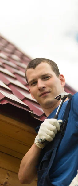 Hombre Reparando Techo Sostiene Martillo Mano Fondo Del Techo Casa — Foto de Stock