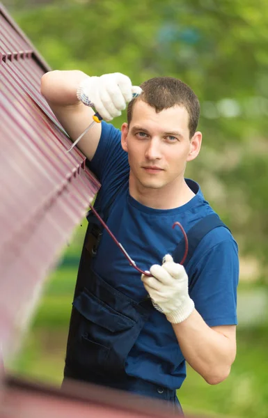 Mestre Reparo Telhados Faz Fixação Dreno Água — Fotografia de Stock