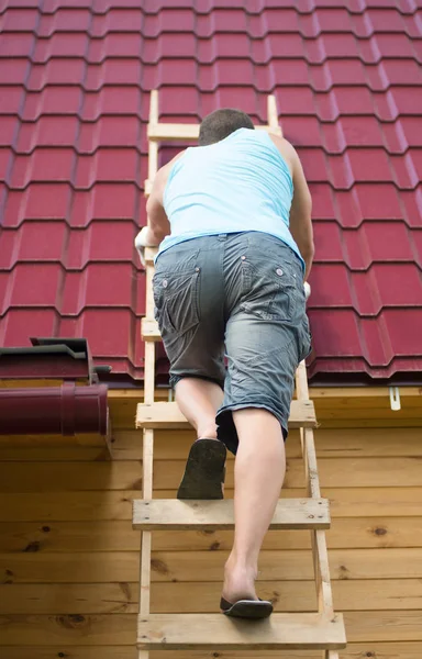 Hombre Subió Las Escaleras Para Comprobar Techo Casa Después Del — Foto de Stock