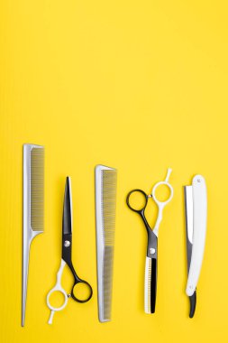 Araçlar ve öğeleri saç bakımı ve saç kesimi, sarı bir arka plan üzerinde bir dizi