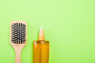 Araçlar ve yeşil bir arka plan üzerinde penye saç için öğeleri ayarla