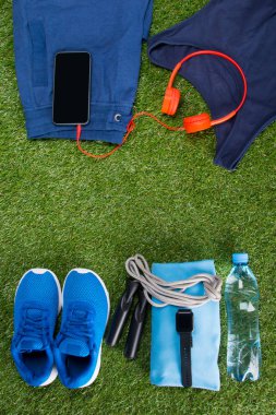 mavi spor giyim, bir şişe su ve fitness, çim arka planı için aksesuarlar