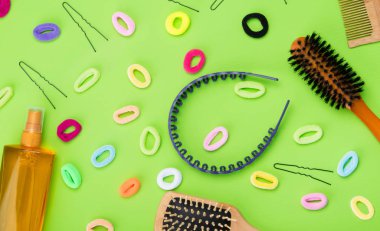 stil ve saç modelleri, yeşil bir arka plan, headbands, sakız ve Taraklar üzerinde yatıyor oluşturma saçlar için ayarla.