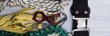 emniyet kemeri ve karabinalar, halatlar ile bir dizi bir ışık beyaz arka plan üzerinde yatıyor.