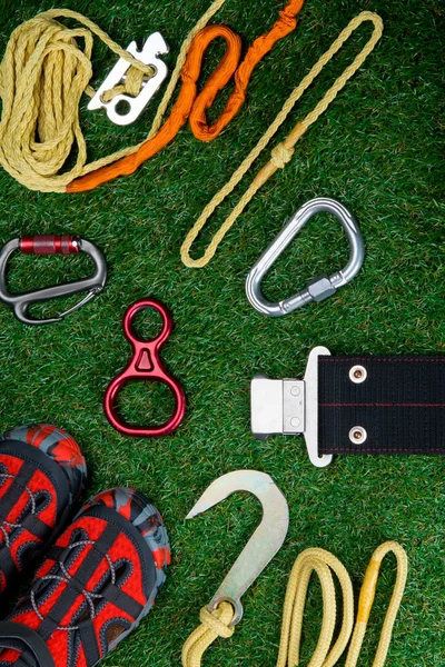 벨트의 Carabiners 잔디밭에 항목의 — 스톡 사진