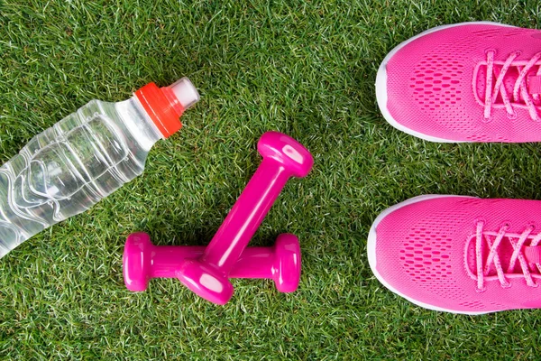 Zapatillas Deporte Color Rosa Pesas Para Aptitud Una Botella Agua — Foto de Stock