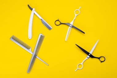 nesneleri kesme saç ve sakal, usturalar ve makas, tarak, sarı bir ahşap arka plan üzerinde yalan.