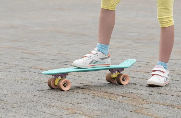 아스팔트에 스케이트 스포츠 보드에 어린이 — 스톡 사진