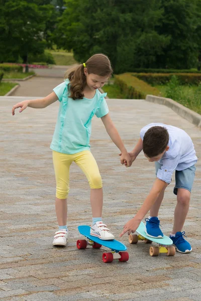 Chłopiec Uczy Dziewczyna Jak Jeździć Desce Kołami Parku Drodze — Zdjęcie stockowe
