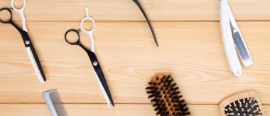 bir ışık ahşap arka plan üzerinde kesme saç ve sakal ve styling, taraklar için nesnelerdir.