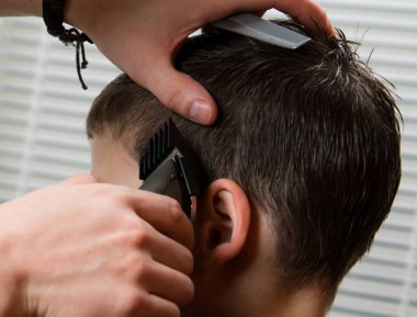 Kuaför saç modeli çocuk, clipper için yapar.