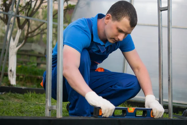 Trabajador Uniforme Azul Calle Comprueba Base Madera Para Invernadero Con — Foto de Stock