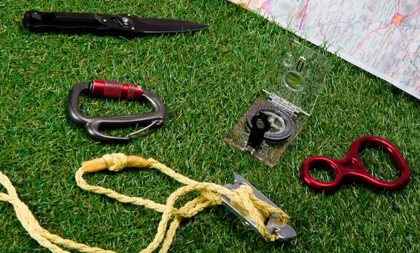 보험에 레크리에이션 지도를 나침반 Carabiners 항목의 — 스톡 사진