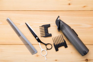 bir ışık ahşap arka plan üzerinde kesme saç ve sakal ve styling, elektrikli makine için nesnelerdir.