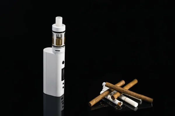 Konzept Des Vergleichs Von Zigaretten Und Dampfen Auf Schwarzem Hintergrund — Stockfoto