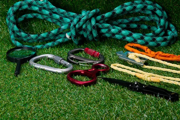 잔디에 로프와 Carabiners 언덕에 탐험에 항목을 — 스톡 사진