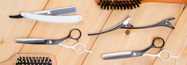 bir ahşap açık renkli, kesme, makas, tarak ve jilet için araçlar kümesi.