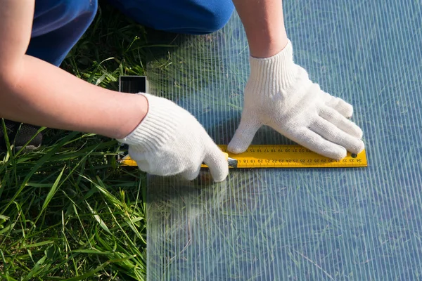 Worker Assembly Greenhouses Said Handle Cutting Polycarbonate Outdoors — Stock Photo, Image