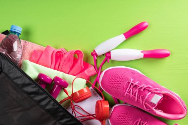 pembe şeyler bir dizi eğitim bir kadın için arka plan yeşil çim üzerinde yalan