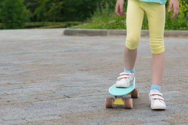 Kız kurulu tekerlekler ile onun ayak koymak ve gitmek hazırlanıyor