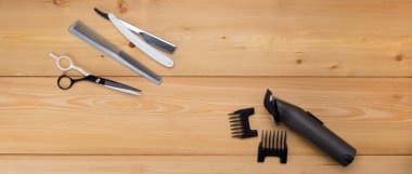 hafif ahşap arka plan. kesim saç için öğelerdir. baylar. Electra saç kesme makinesi.