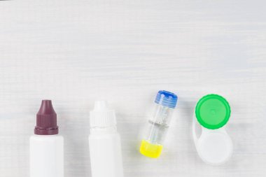 hafif bir arka plan üzerinde vizyon düzeltmek için bakım ürünleri lensler ile ayarla