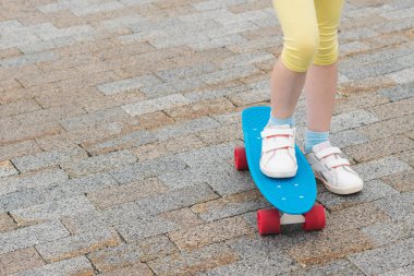 bir şehir parkta bir kaykay üzerinde bir kızın ayak standı