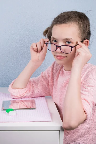 Het Meisje Zit Aan Tafel Voor Spiegel Opstijgt Glazen Voor — Stockfoto