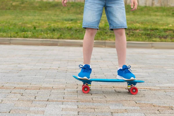 Benen Van Jongen Staan Een Skateboard Het Stadspark — Stockfoto