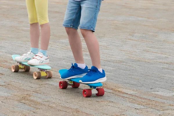 Kinderen Jongen Meisje Rijden Skateboards Een Stad Straat — Stockfoto