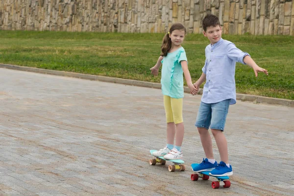 Хлопчик Дівчинка Приєдналися Рук Пішли Скейтборди Щоб Прогулятися Влітку Парку — стокове фото