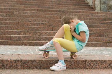 adımları, bir kaykay hit at binme ve ağlayan kız.