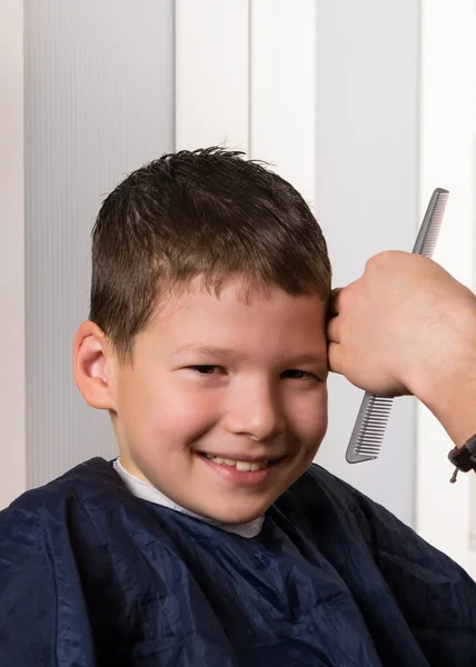 Jongen Glimlacht Terwijl Snijden Haar Schoonheidssalon — Stockfoto