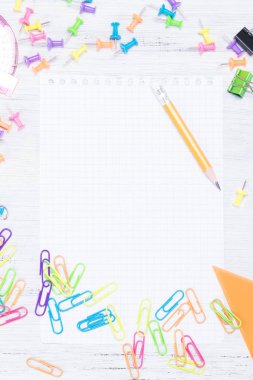 Ofis malzemeleri ortasında Not almak için bir levha ile kavramı