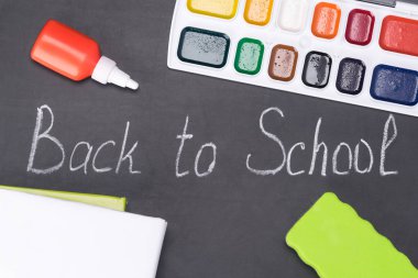 tebeşir ve nesnelerle yaratıcılık için okula geri yazılı kara tahta