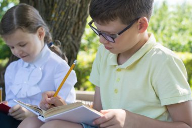 Öğrenciler erkek ve kız açık bir ders içinde nişanlandık