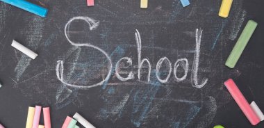 renkli boya kalemi, yazıt-okul merkezinde bir kara tahta üzerinde dağınık bir dizi