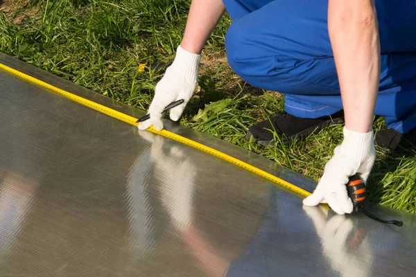 Trabajador Uniforme Azul Guantes Mide Una Cinta Amarilla Lámina Policarbonato — Foto de Stock