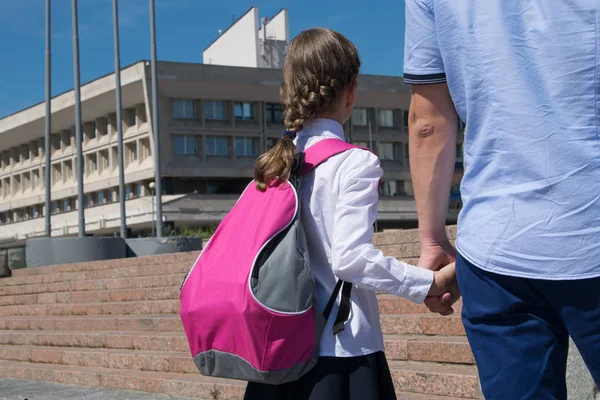 Skolflicka Med Rosa Väskan Håller Pappas Hand Väg Till Skolan — Stockfoto