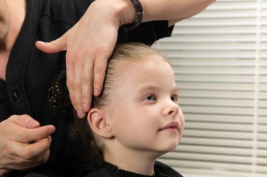 saç stilisti kız saç modeli topuz yapar.