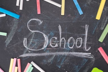 word okul yönetim kurulu ve renkli boya kalemi bulunmakta yalan