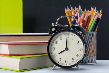 başında okul saatleri ve okul şeyler masada zamanında
