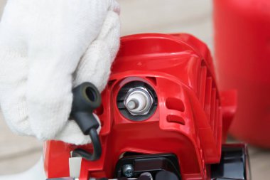 Ana bakım benzinli araçları, buji, yakın çekim denetler