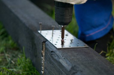metal plaka bağlayan vidayı kendi kendine dokunarak sera Vakfı'nın iki siyah günlüğü