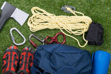 çim, açık hava aktiviteleri için nesneleri kümesi, bir balta, bir ip ve bir sırt çantası arka plan üzerinde