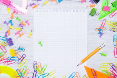 hafif ahşap arka plan kısaltıldı defter tarafında renkli kalemler ile ortasında yazmak için bir yer var..