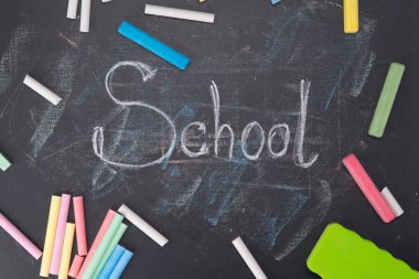 renkli boya kalemi için çizim ve merkezi yönetim kurulu dağılmış siyah Okulu bulunmakta.